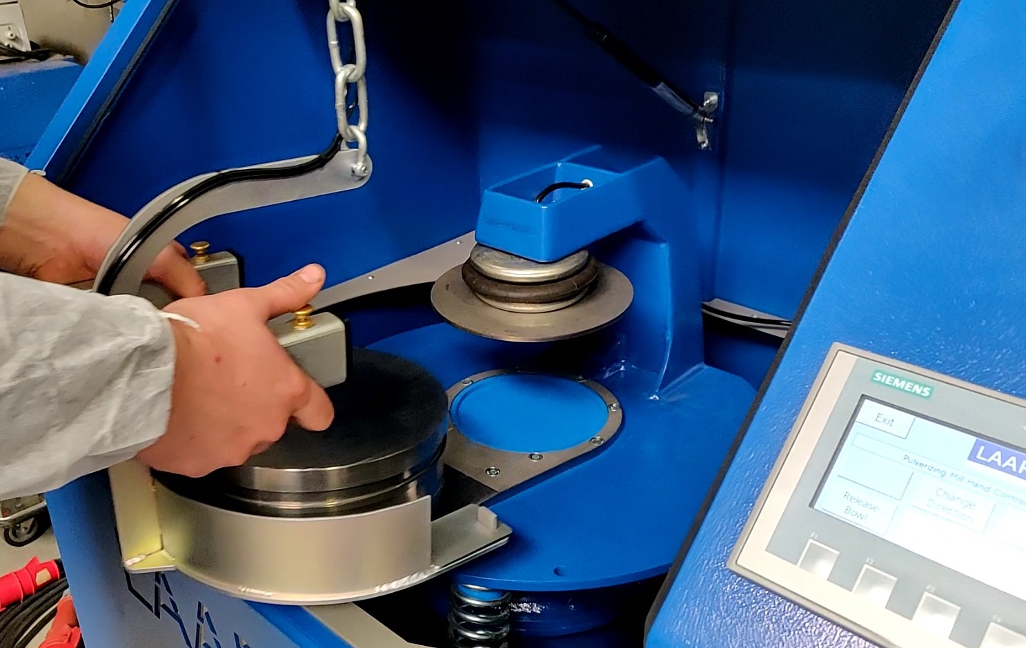 lm2000-with-liftboy-and-operator