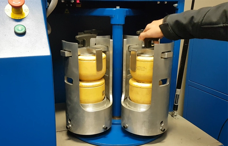 pbm4000-planetary-ball-mill-place-and-clamping-the-jars